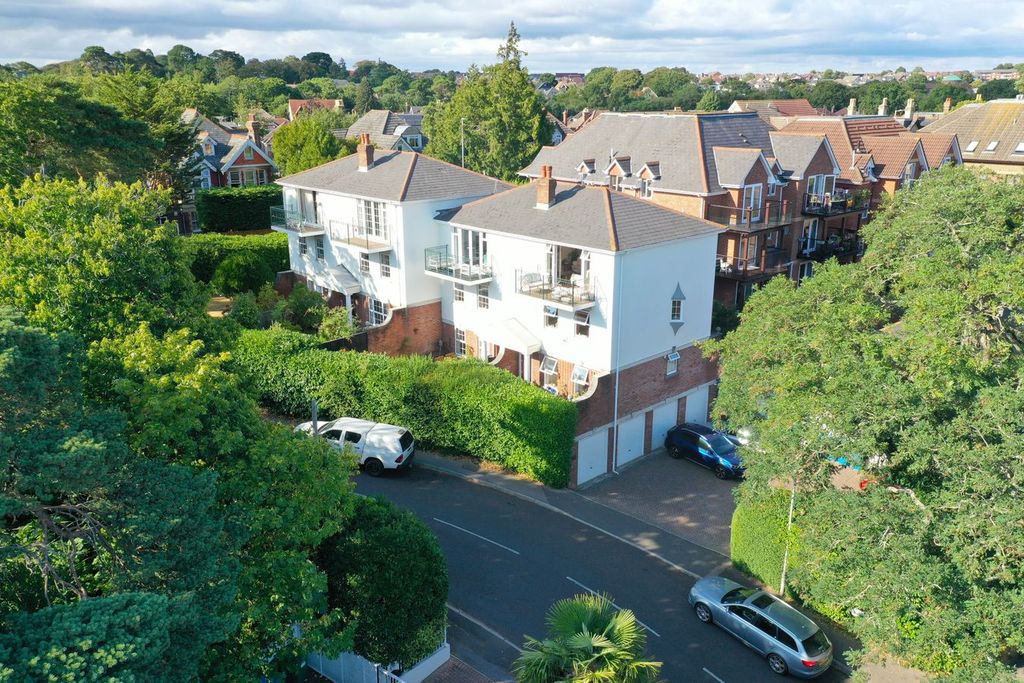 Property photo 1 of 32