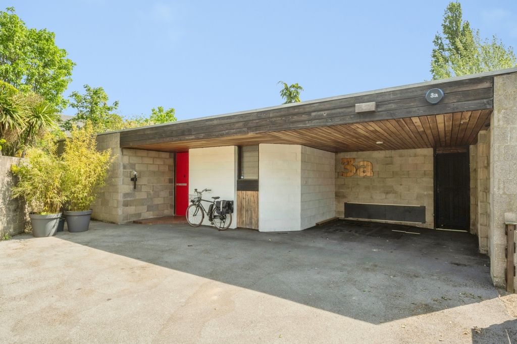 Property photo 1 of 20 Front