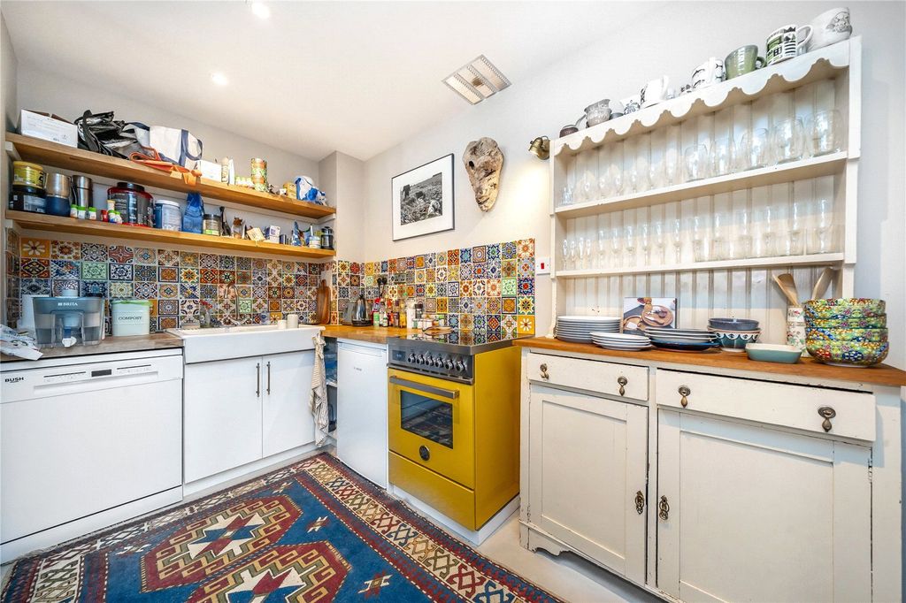 Property photo 3 of 9 Kitchen