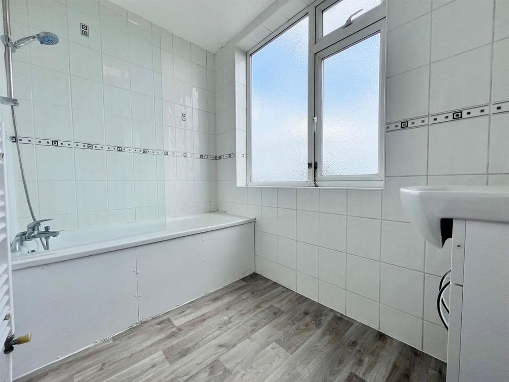 Property photo 3 of 8 Bathroom