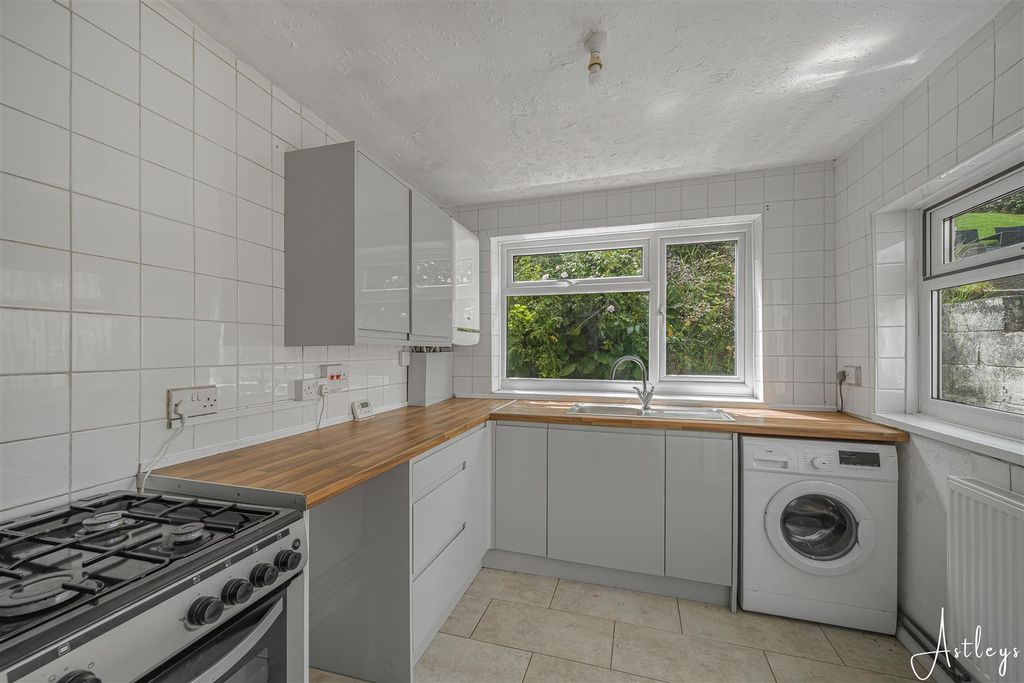 Property photo 3 of 17 Kitchen