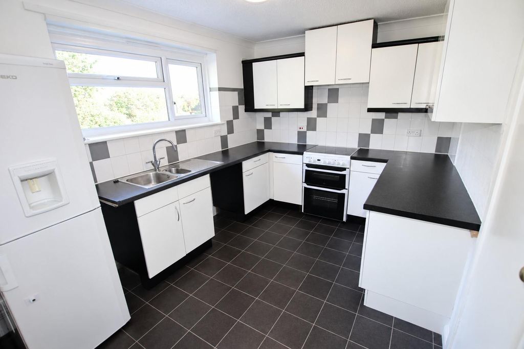 Property photo 2 of 12 Flatford Drive 80 - Kitchen 1