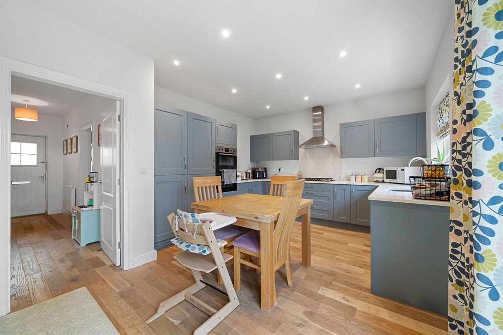 Property photo 3 of 28