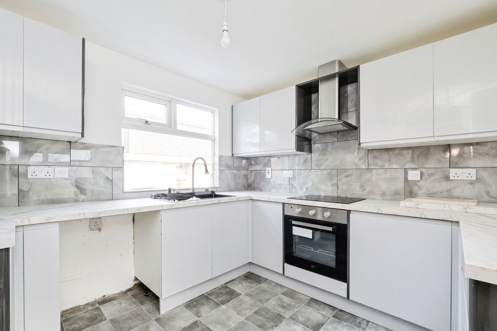 Property photo 2 of 16 Kitchen