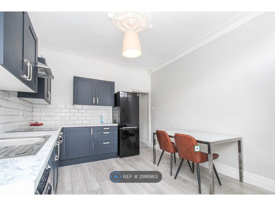 Property photo 3 of 11 Kitchen