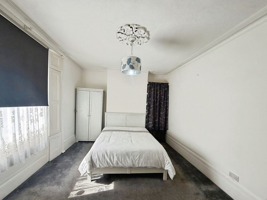 Property photo 2 of 6 Bedroom