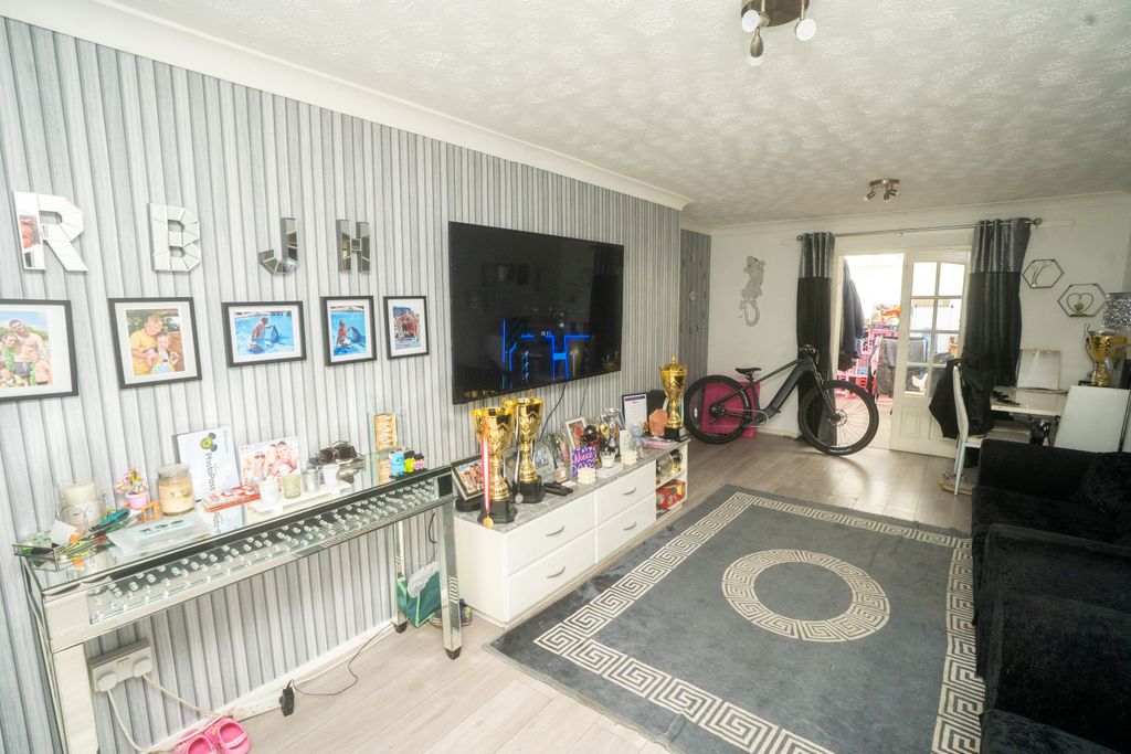 Property photo 2 of 17 Lounge