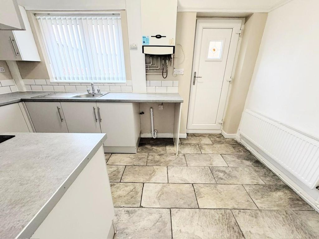 Property photo 3 of 11 Kitchen