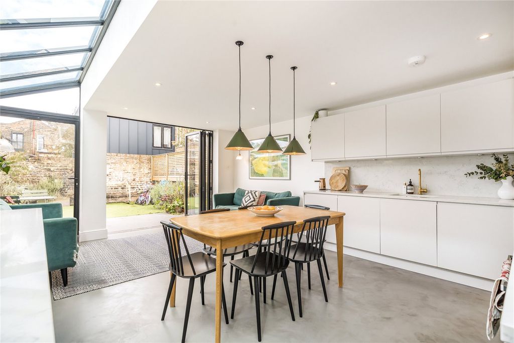 Property photo 2 of 22 Kitchen/Diner