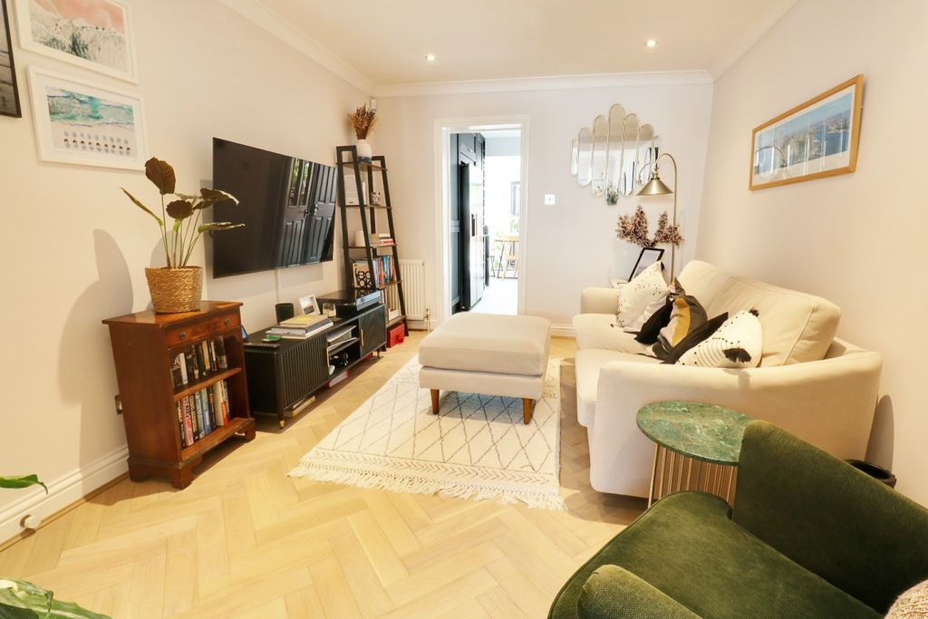 Property photo 2 of 13 4389712