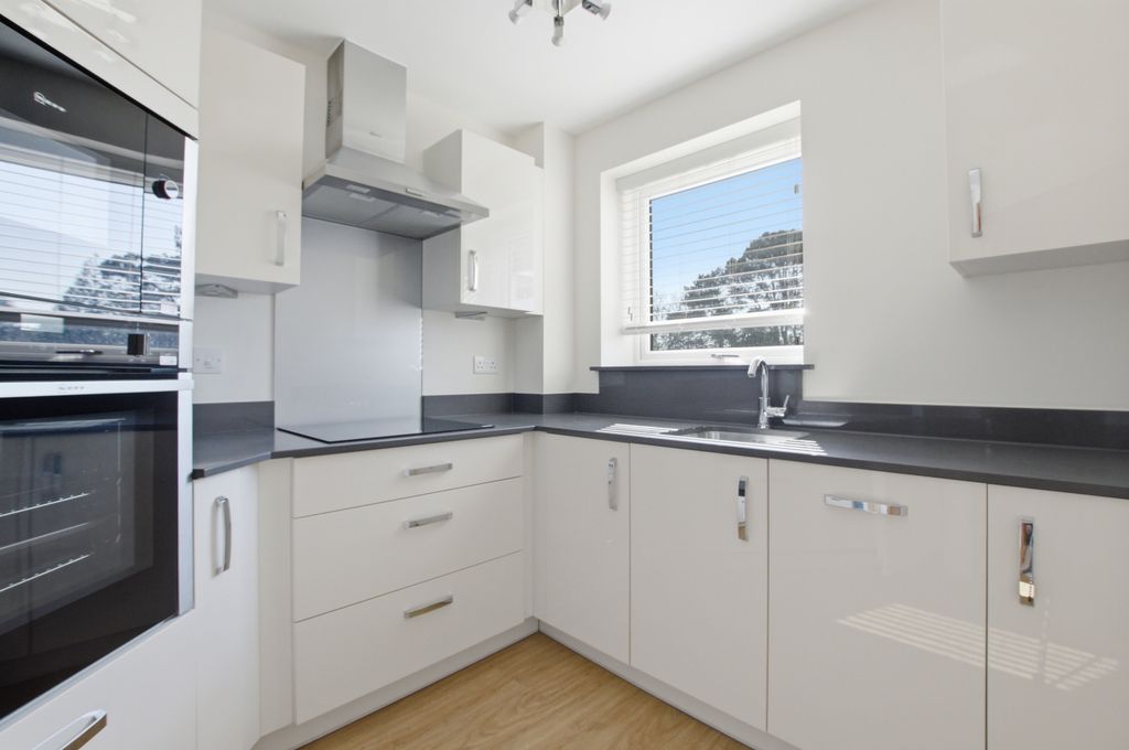 2 bed flat to rentTower Road, Westbourne, Bournemouth BH13