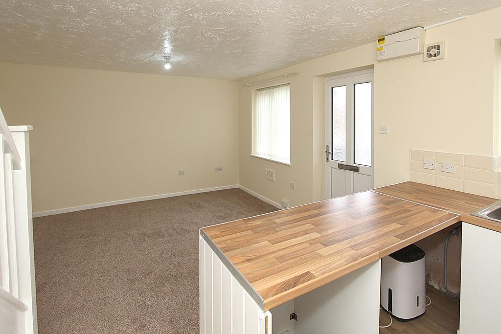 Property photo 3 of 6 Kitchen-Lounge