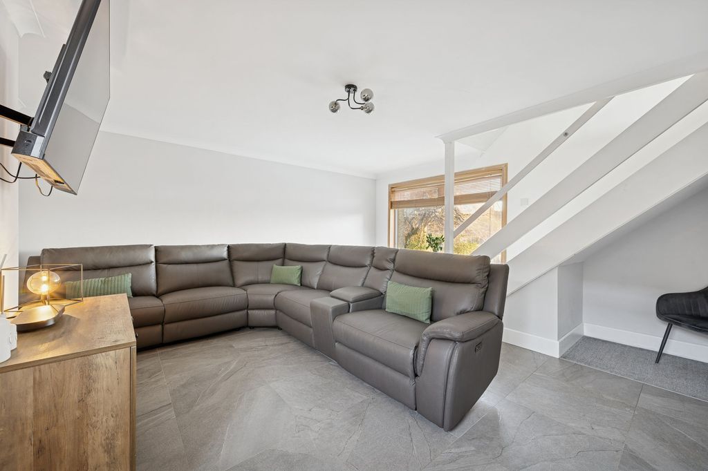 Property photo 3 of 26 Lounge