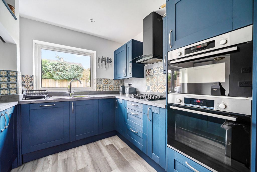 Property photo 1 of 19 1375296-18-690B59...