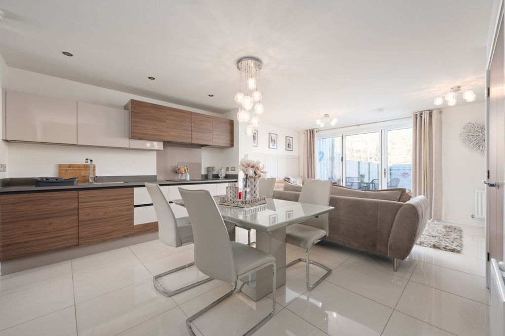 Property photo 2 of 27