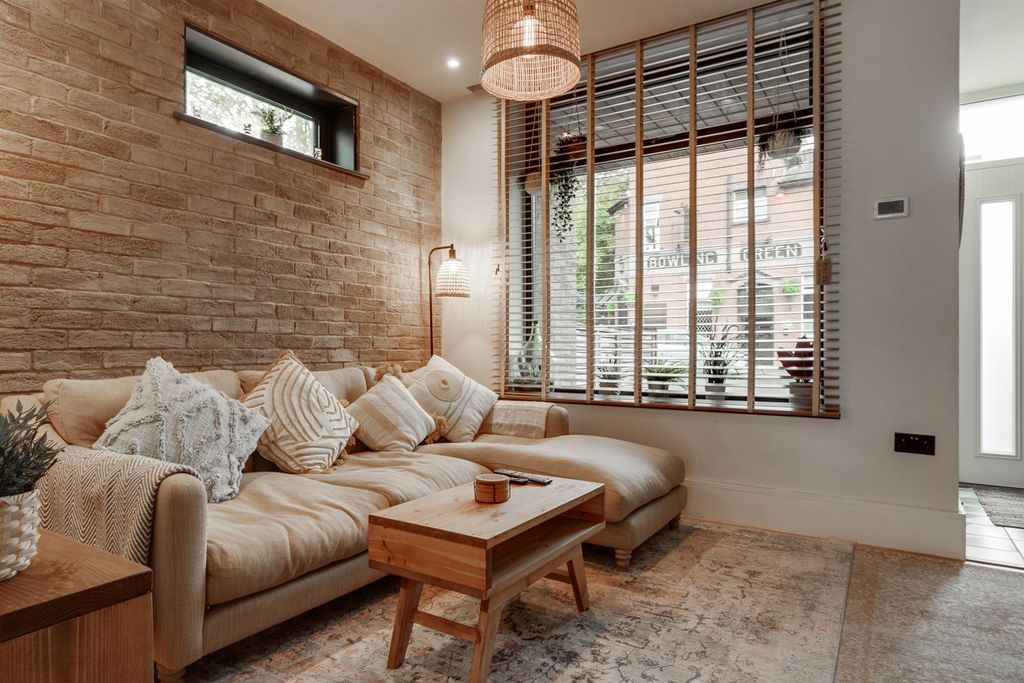 Property photo 2 of 32