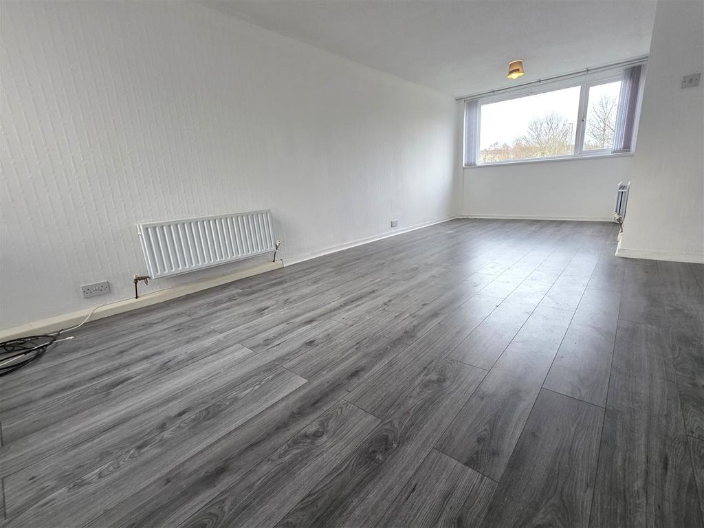 Property photo 3 of 13 Lounge