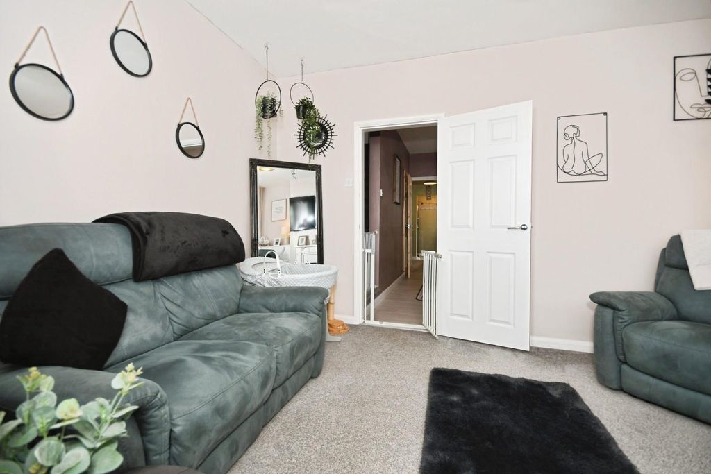 Property photo 3 of 17 Lounge 01.Jpg