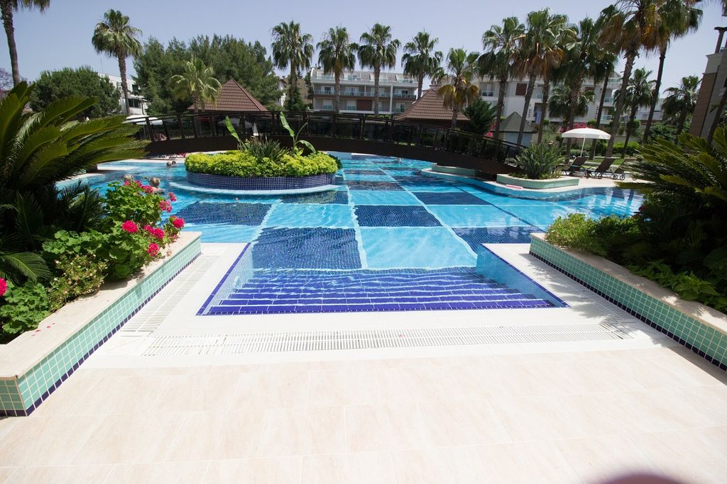 Property photo 1 of 17 Modern 2- Bed Side Apartment - Huge Shared Pool