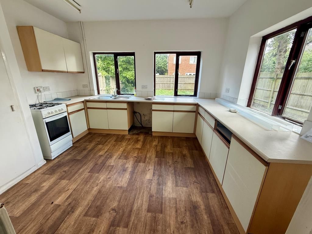 Property photo 3 of 9 Kitchen