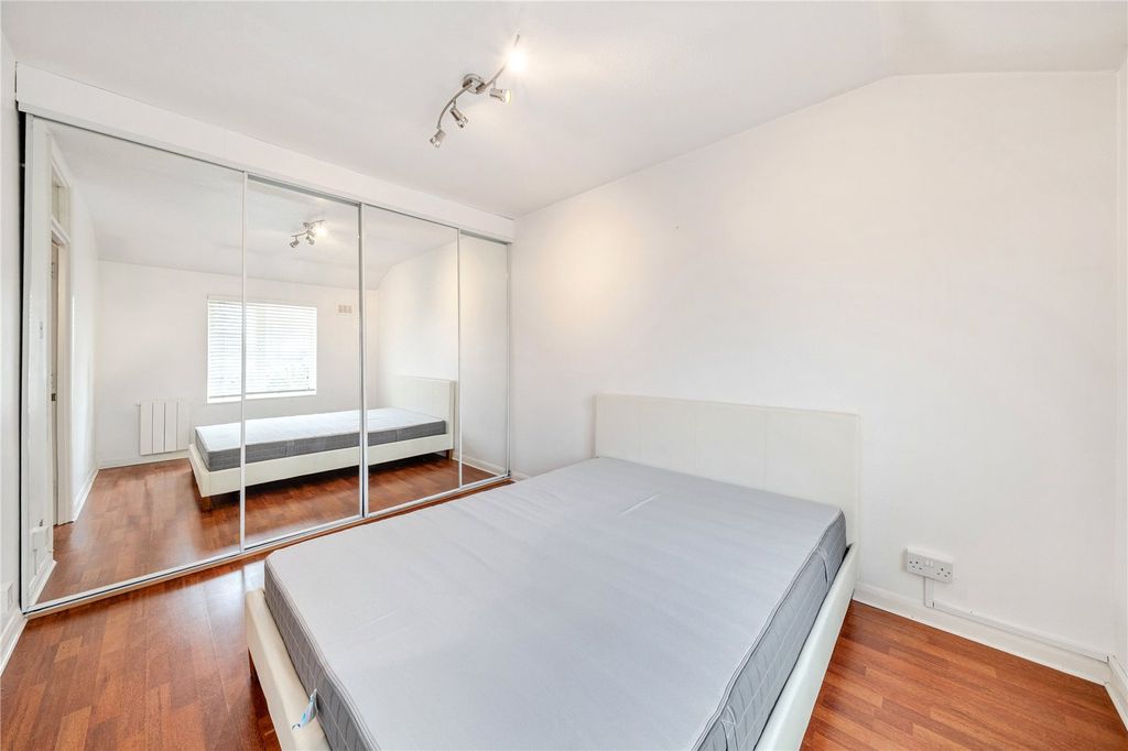 Property photo 3 of 17 Bedroom