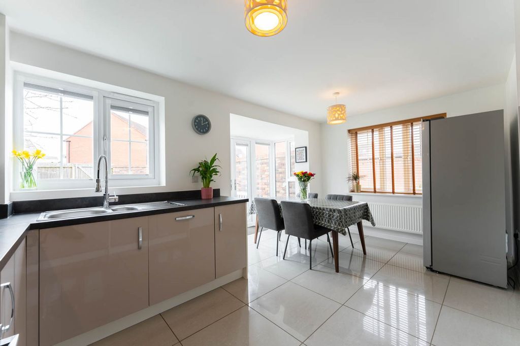 Property photo 2 of 33