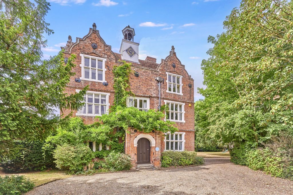 Property photo 2 of 27 The Clockhouse, 77 The Causeway, Dunmow, Essex, CM6 2Ab
