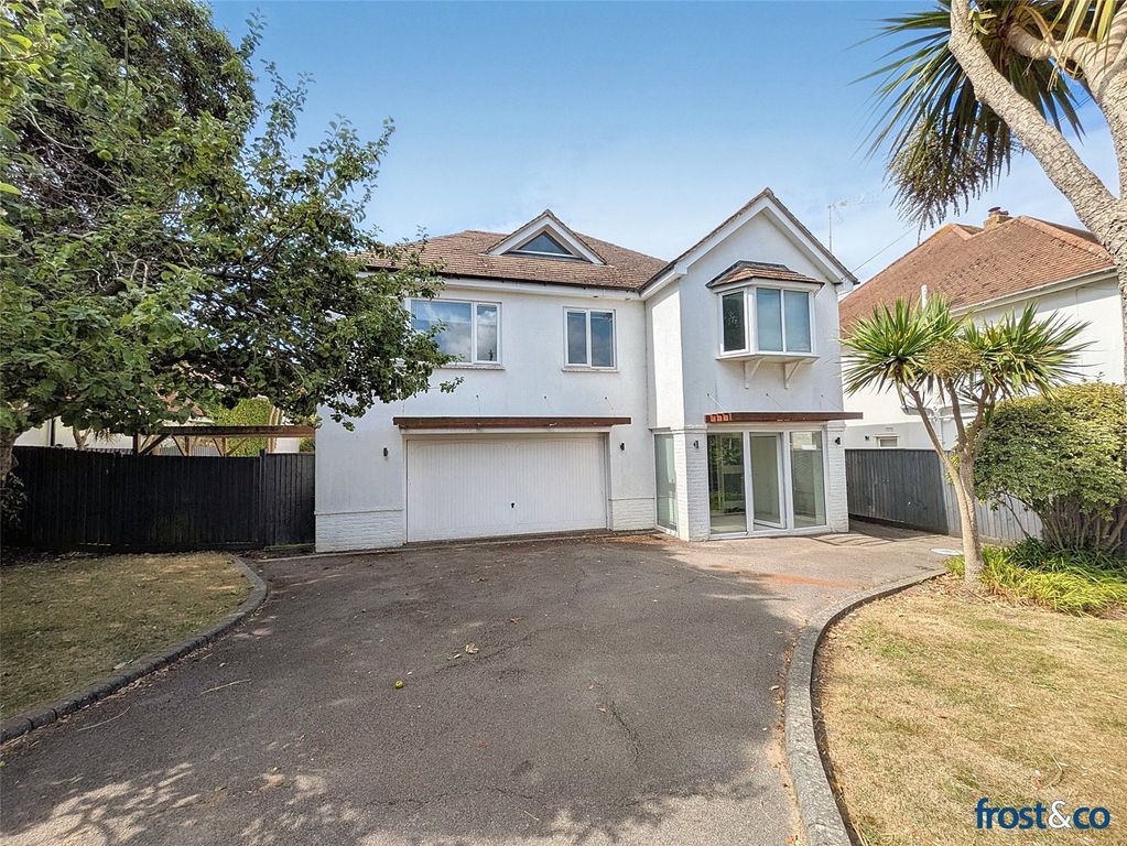 Property photo 1 of 21 Gardens Crescent