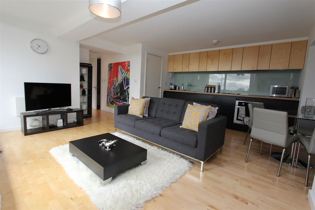 Property photo 1 of 9 Living Room2.Jpg