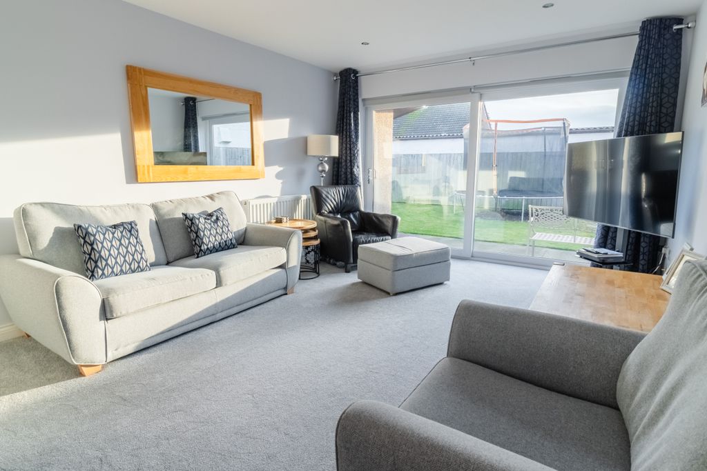 Property photo 3 of 36 Lounge