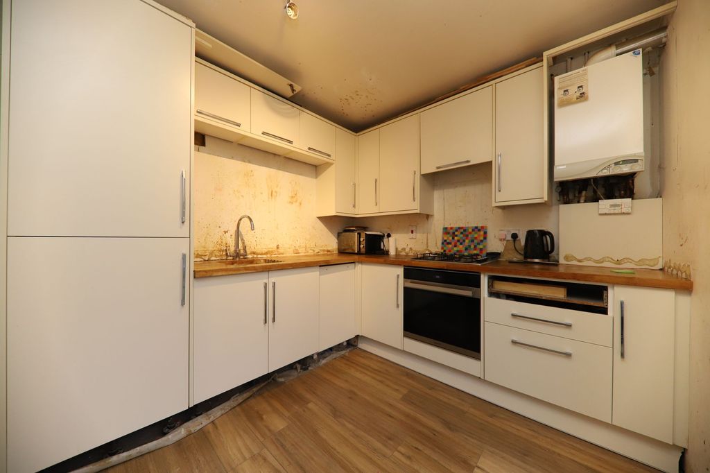 Property photo 3 of 7 Kitchen