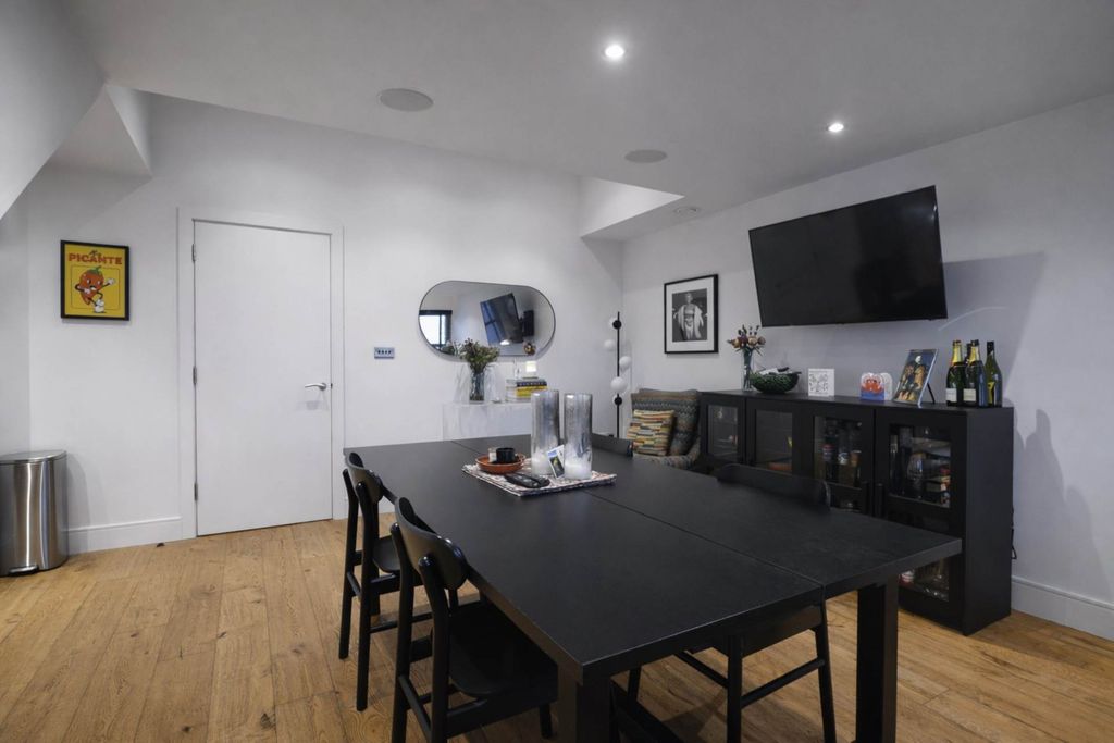 Additional image 10 of 2 bed penthouse for salePenthouse Apartment, Share Of Freehold, 999 Year Lease, Parkgate House, Great North Road, Hatfield AL9