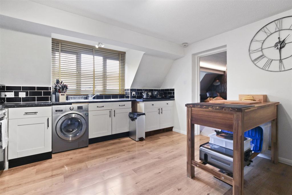 Property photo 3 of 13 Lovell Court (7).Jpg