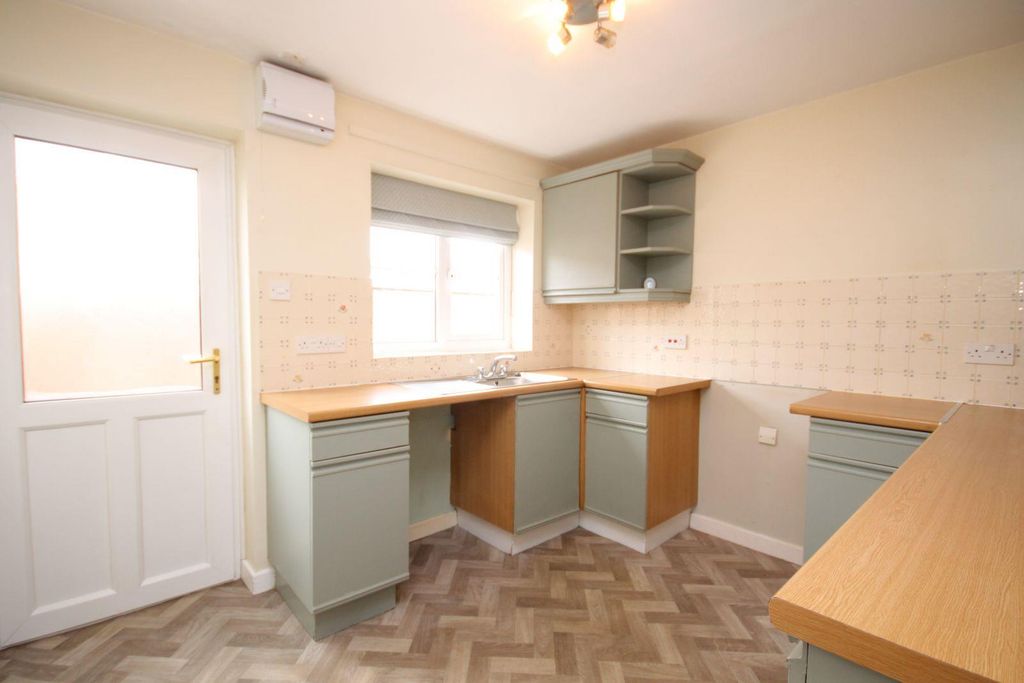 Property photo 3 of 10 Kitchen