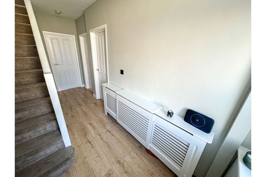 Property photo 3 of 11 Entrance Hall