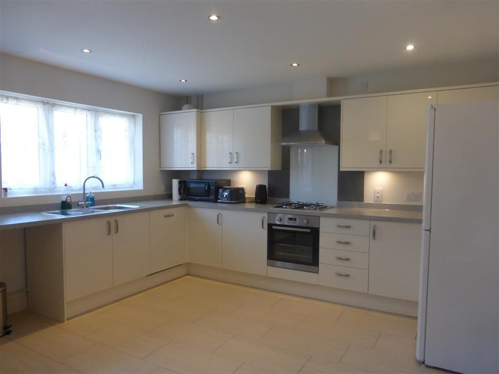 Property photo 3 of 10 Kitchen