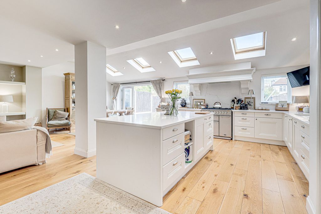 Property photo 2 of 35