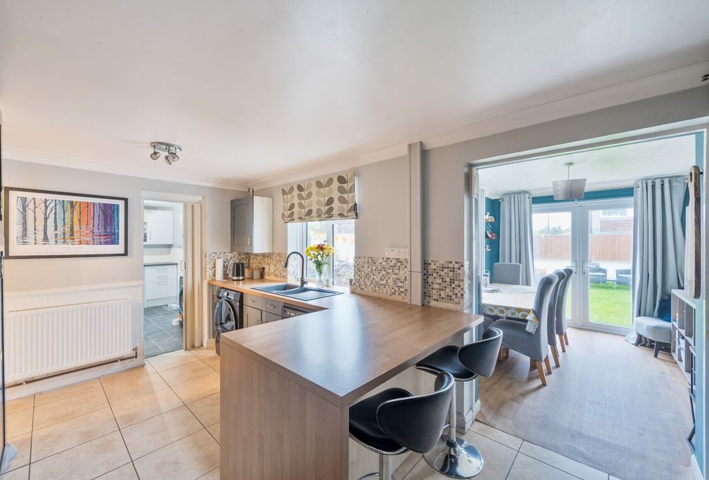 Property photo 2 of 21 1370360-8-68F6066...