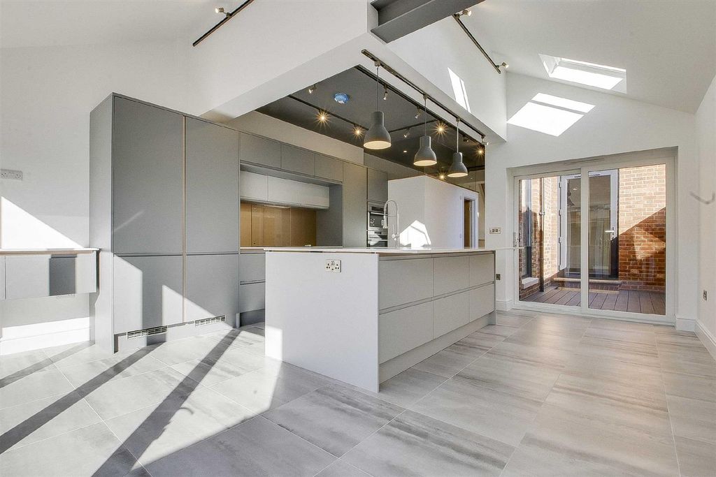 Property photo 1 of 30
