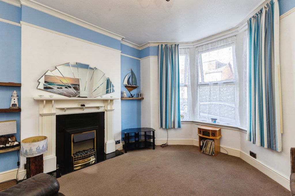 Property photo 3 of 18 Lounge