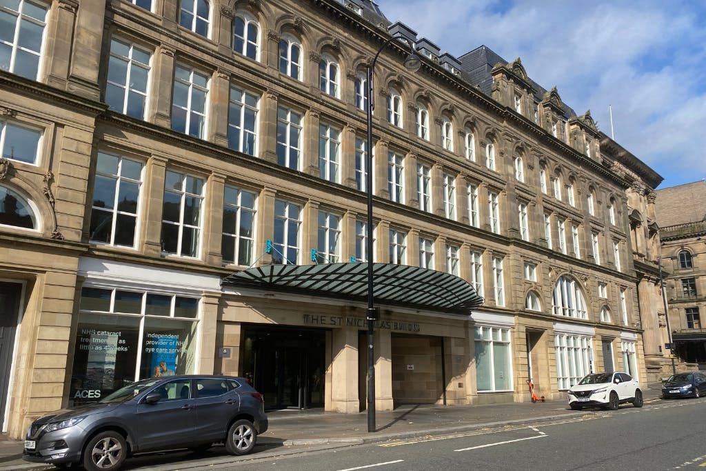 Property photo 3 of 11 Grand Entrance Within Minutes Of All Amenities