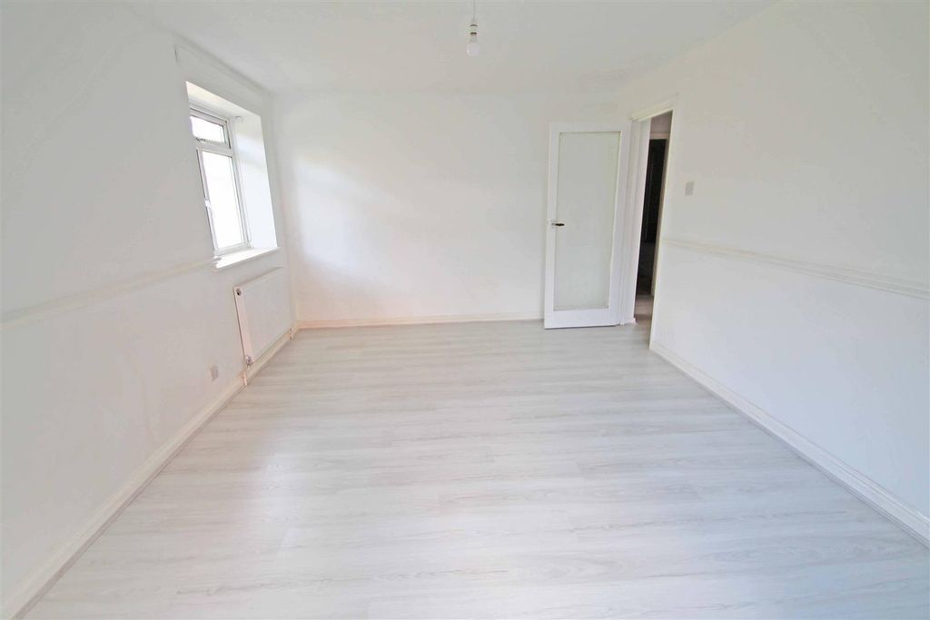 Property photo 3 of 8 Reception