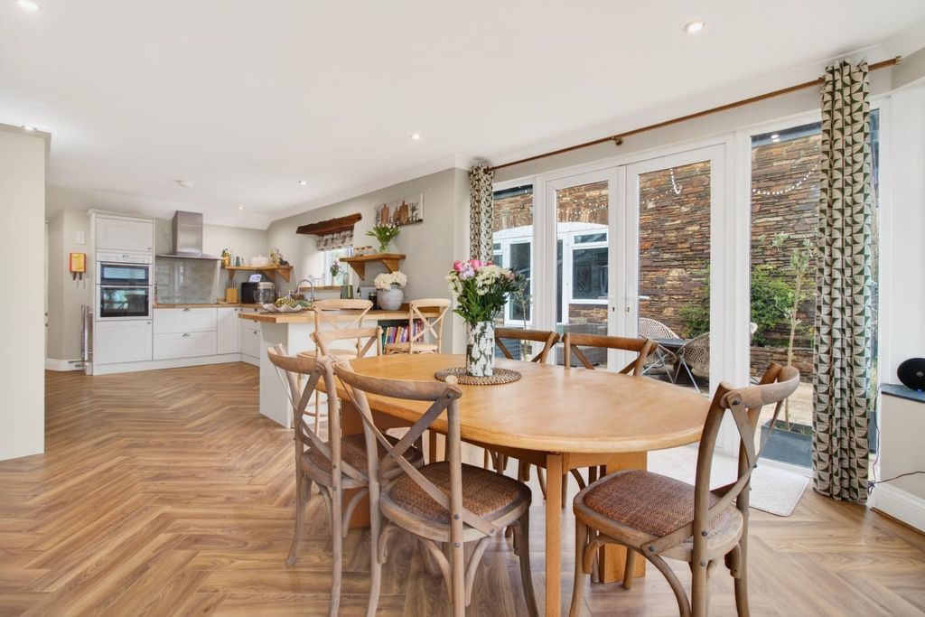 Property photo 3 of 35