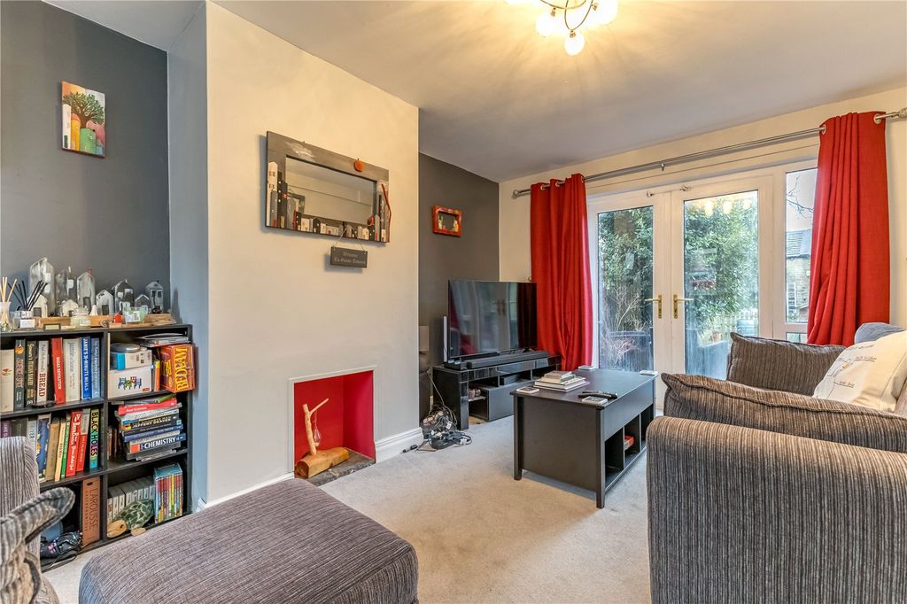 Property photo 3 of 17 Lounge