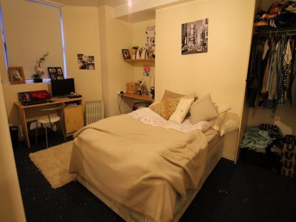 Property photo 3 of 8 A Spacious And Well-Maintained Double Bedroom Feat...