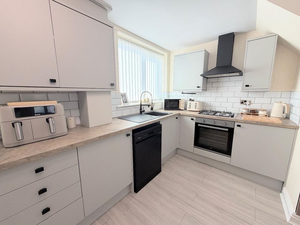 Property photo 3 of 14 Kitchen