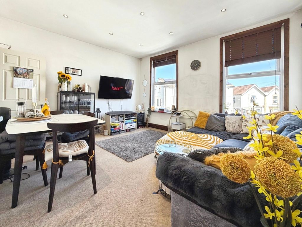 Property photo 1 of 17 Lounge