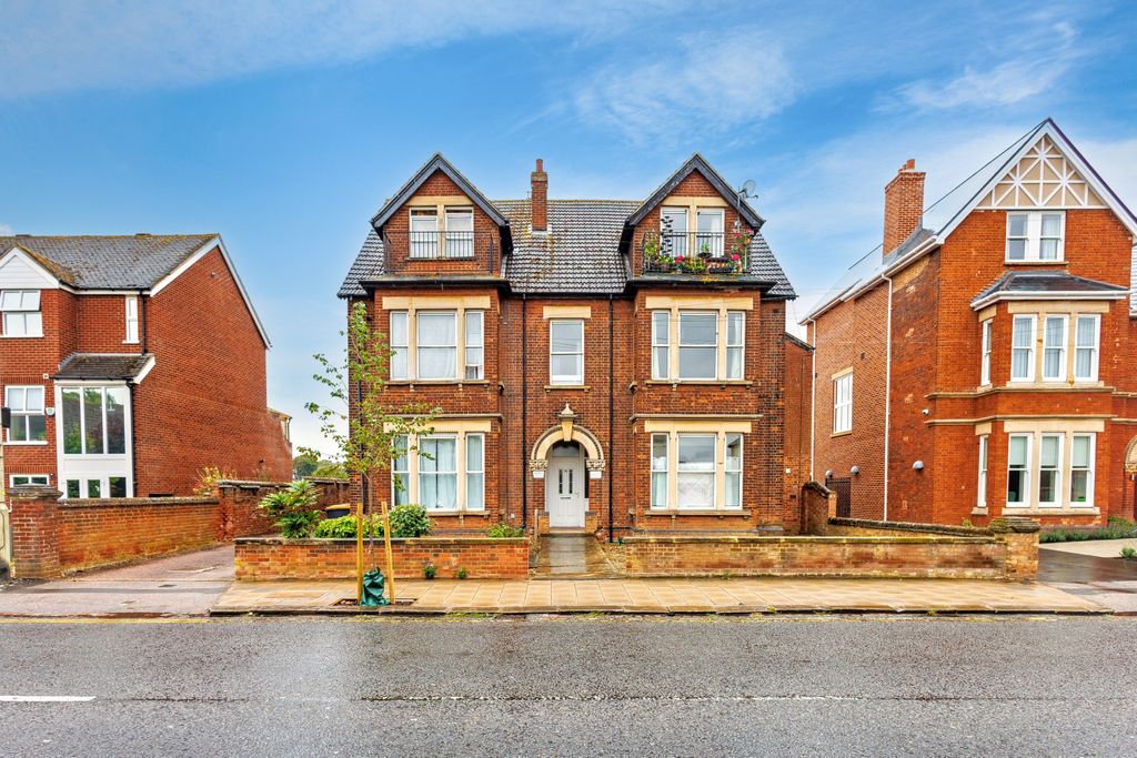 Property photo 2 of 12 Flat 3, 75 Shakespeare Road, Bedford, Bedfordshire, Mk40 2Dw