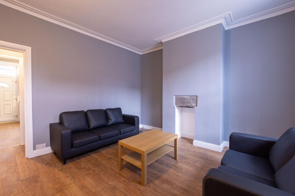 Property photo 1 of 24 Bright, Neutrally Decorated Living Room With Two S...