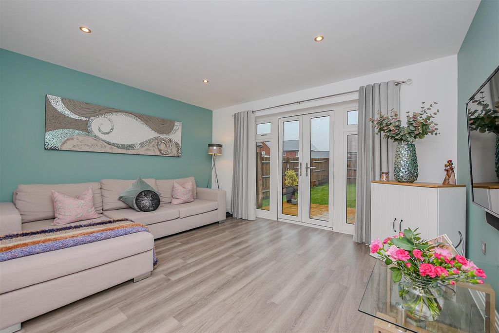 Property photo 3 of 17 Lounge